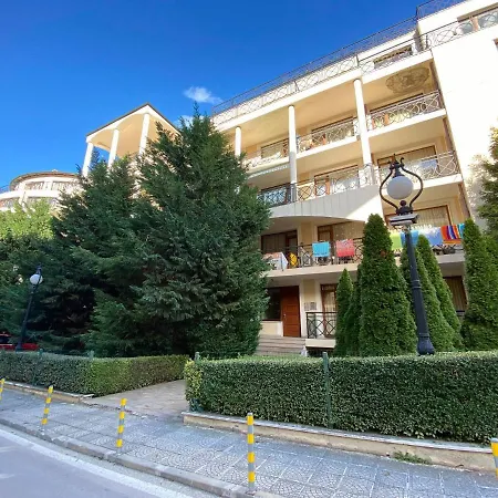 Two Bedroom 5 Minutes From The Golden Sands