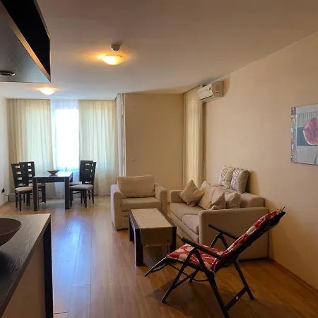 Two Bedroom 5 Minutes From The Golden Sands
