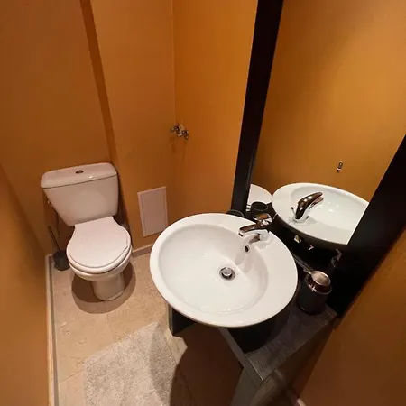 Two Bedroom 5 Minutes From The Apartment